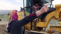 Köy yollarına kadın eli değiyor - SİVAS