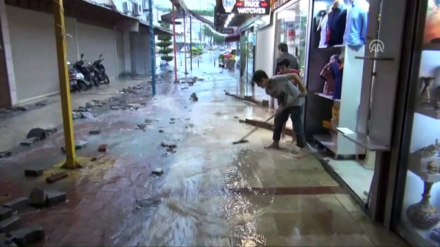 Efeler ve Kuşadası'nda etkili olan sağanak hayatı olumsuz etkiledi - AYDIN