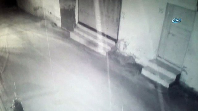 Sele kapılan küçük çocuğun kurtarılma anı kamerada