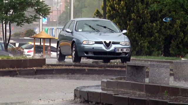 Başkent’te sağanak yağış...Yollar göle döndü, ev ve iş yerlerini su bastı