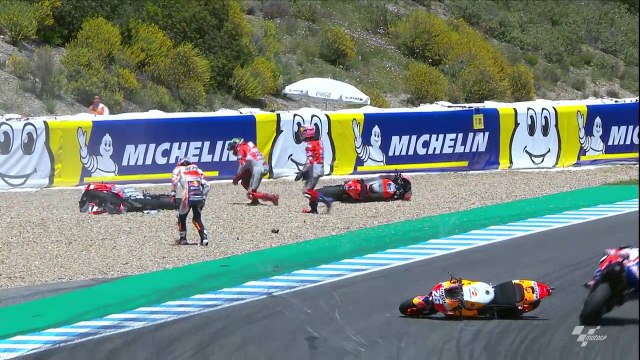 Lorenzo and Dovizioso collide at turn 6 - MotoGP™