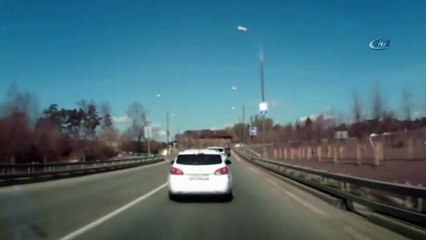 Motorize polis otomobilin önüne devrildi