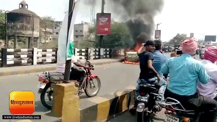 धनबाद: धू-धू कर जल कार, देखने वाले लोग बनाते रहे VIDEO