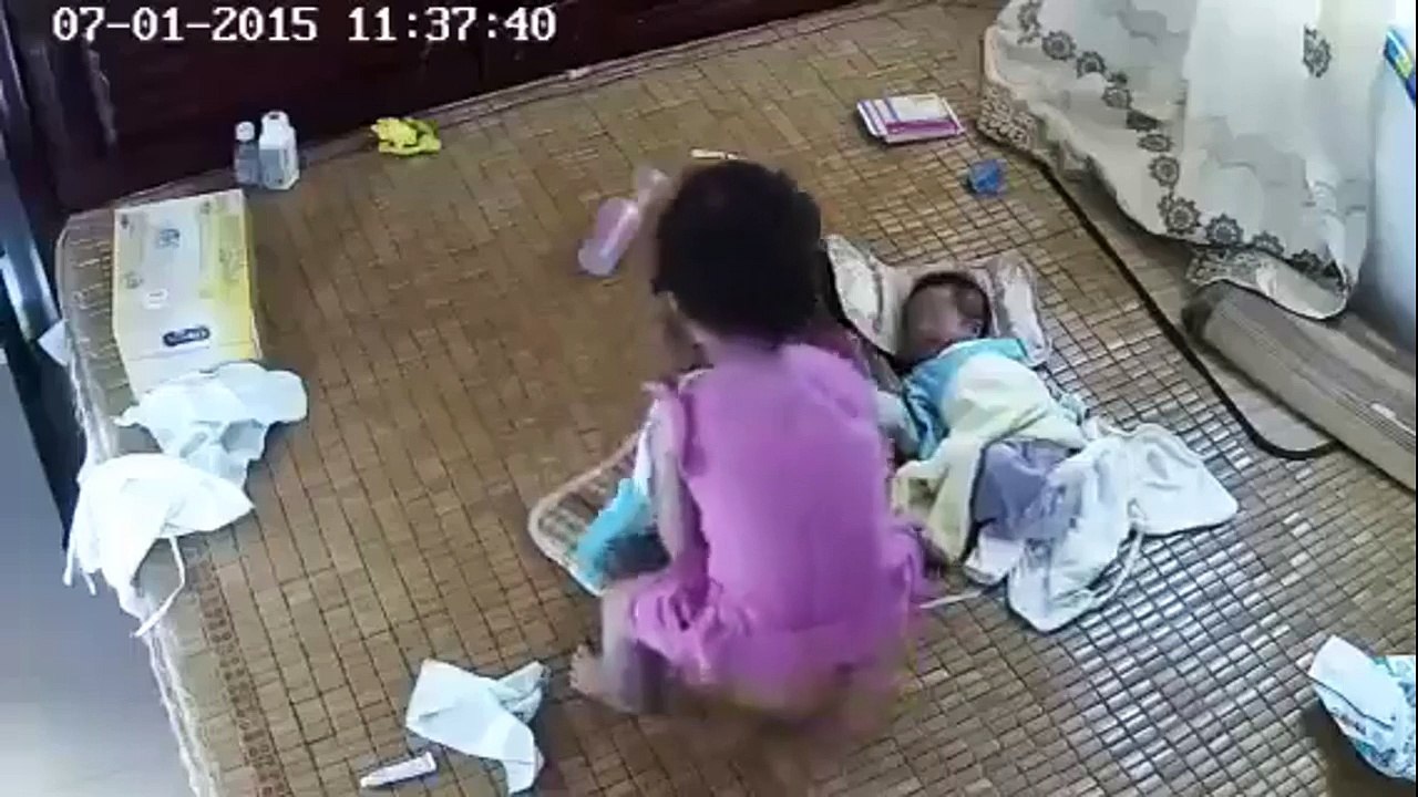 Cảnh báo cha mẹ không trông con: Chị gái vác em mới sinh lên vai, kết quả thật xót xa