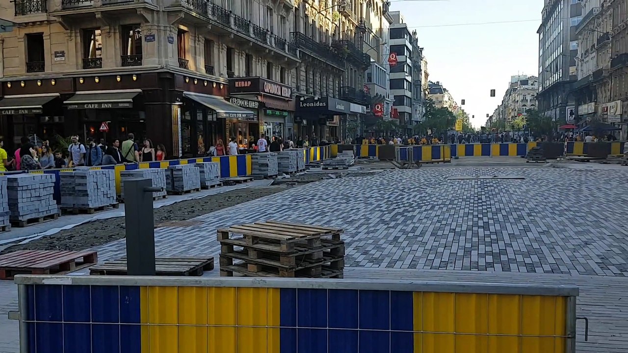 Une partie des pavés du piétonnier placés dans le mauvais sens