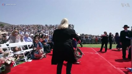 Scènes de panique à Malibu en Californie quand des pélicans arrivent sur la foule