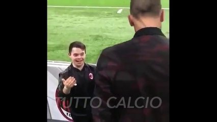 BONUCCI REGALA la FASCIA di CAPITANO di MILAN - VERONA ad un RAGAZZO DISABILE