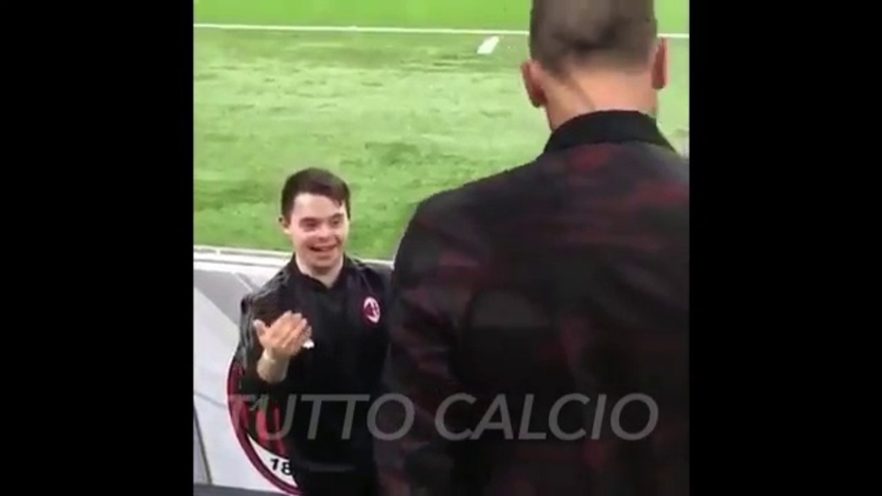 BONUCCI REGALA la FASCIA di CAPITANO di MILAN - VERONA ad un RAGAZZO DISABILE