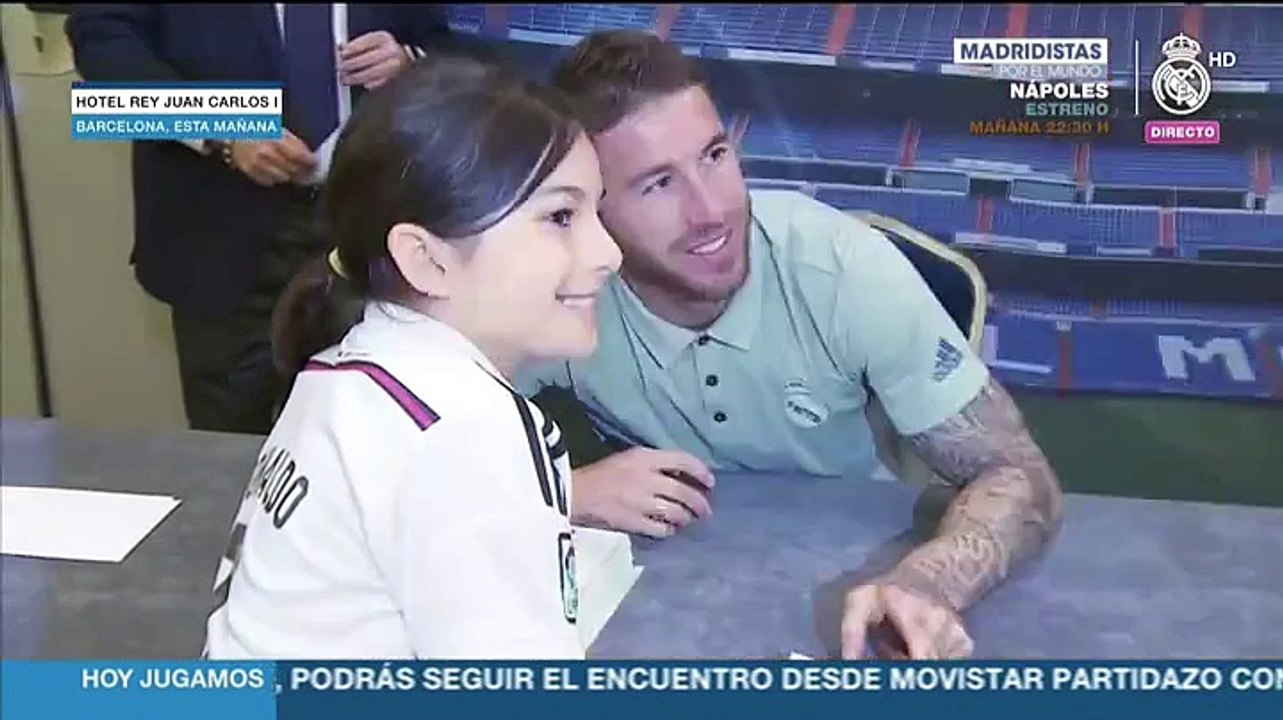 Sergio Ramos y Luca Zidane firman autógrafos a los fans del Real Madrid en Barcelona