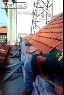 Tête coincée dans le toit pour ce ouvrier posant les tuiles ! Comment il a fait ?