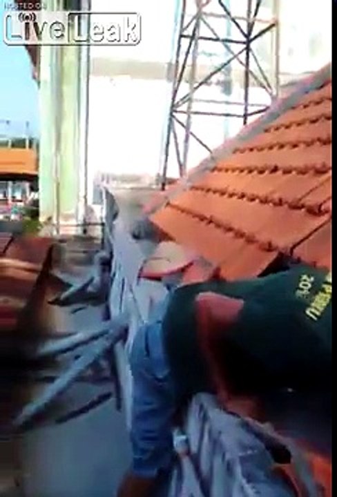 Tête coincée dans le toit pour ce ouvrier posant les tuiles ! Comment il a fait ?