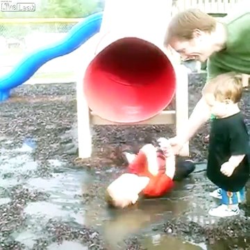 Les enfants et la boue ? Un enfer !! Compilation !