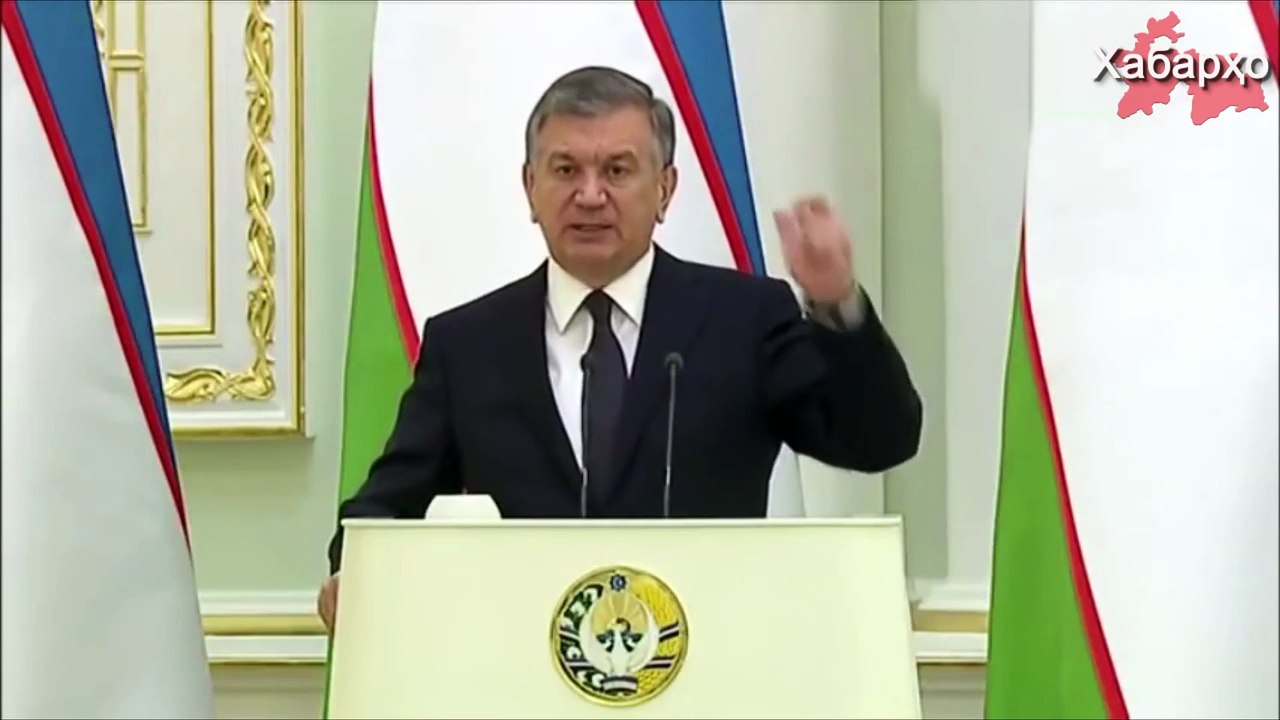Корманди милисаи ӯзбек кӯдаконро дар даромадгоҳи масҷид боздошт