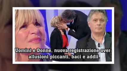 Uomini e Donne, nuova registrazione over: allusioni piccanti, baci e addii.