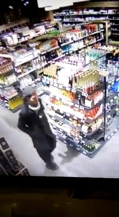 İçkiden rahatsız olan yobaz, markete böyle saldırdı