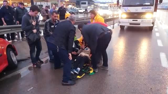 Otomobil Bariyerlere Çarptı: 3 Yaralı - Kocaeli