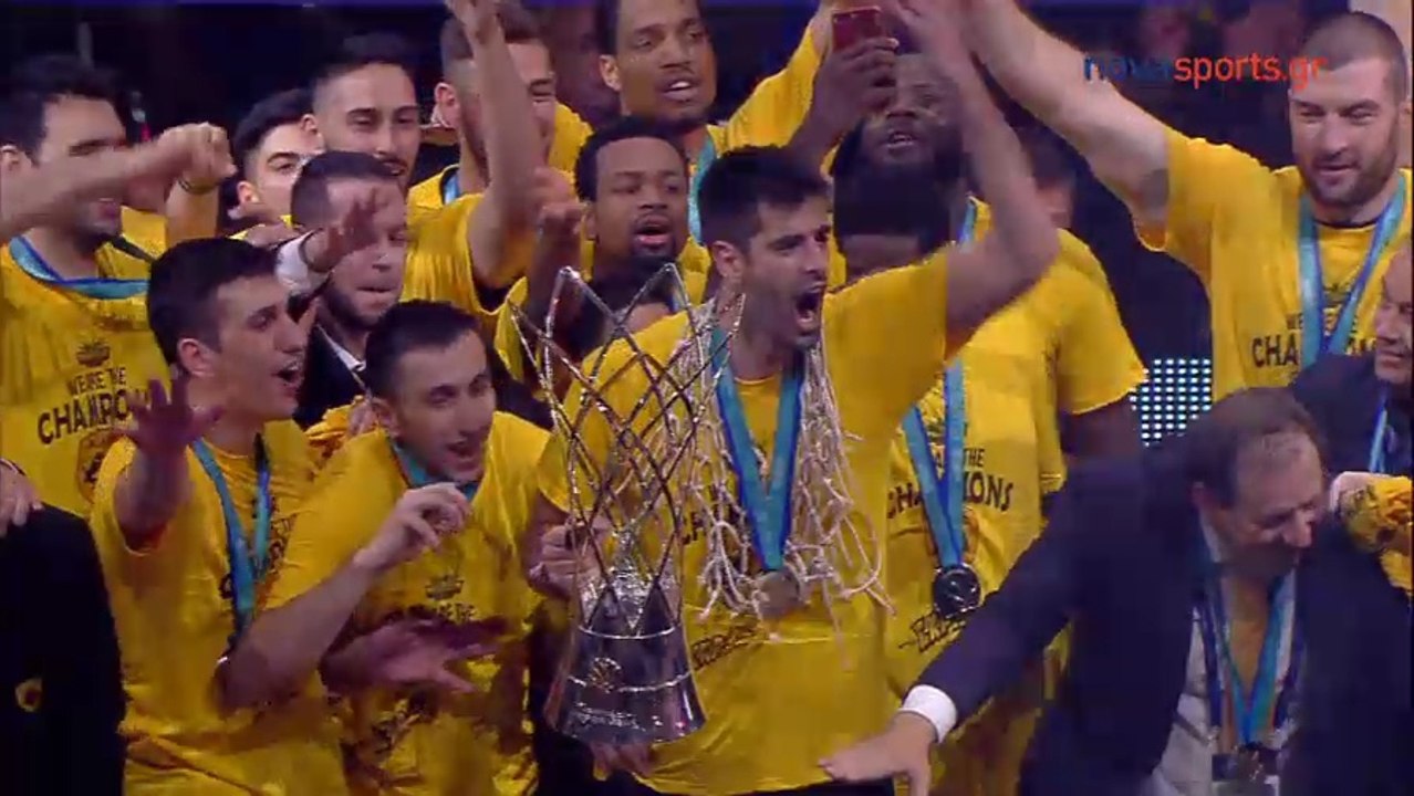 Η απονομή του τροπαίου του Champions League στη...