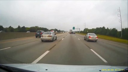Cet automobiliste freine pour se débarrasser d'une voiture qui le colle !