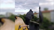 Il risque sa vie en sautant dans une rivière depuis le toit d'un train en marche !