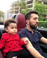 WTF : Il roule à toute vitesse avec son bébé non attaché à bord !