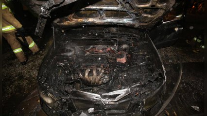 주차돼있던 승용차에 불...차량 전부 불타 / YTN