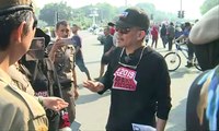 Ikut CFD Pakai Kaos Bertagar, Warga Debat Satpol PP