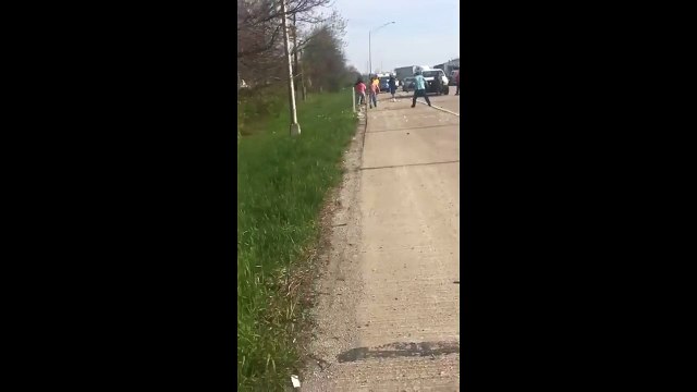 Video: Xe chở 13,7 tỷ đồng bật tung cửa, nhiều tài xế lao ra hôi củ