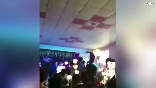 Cô dâu cao hứng tung hoa chỉ thiên và cái kết đắng khiến khách mời bỏ chạy tán loạn