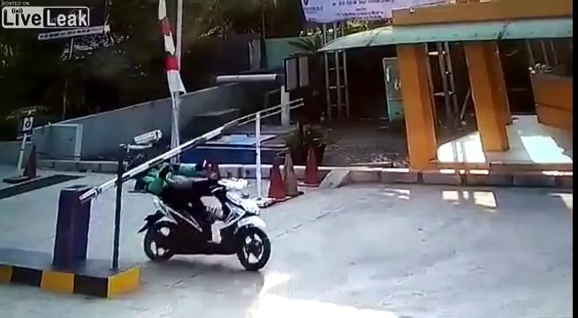 Ce scooter est décapité par une barrière de parking !
