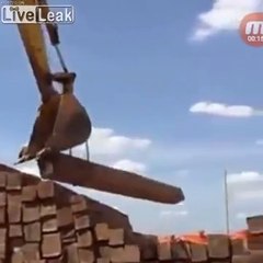 Etre aussi agile avec une pelleteuse c'est dingue !