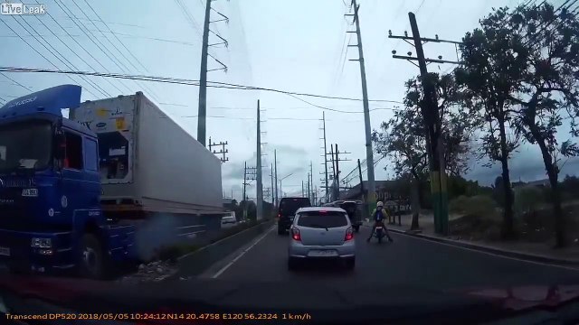 Ce camion arrache tous les fils électriques de la rue !