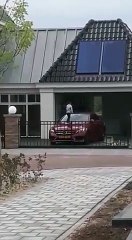 Ce gamin détruit une Mercedes C180 en sautant dessus !