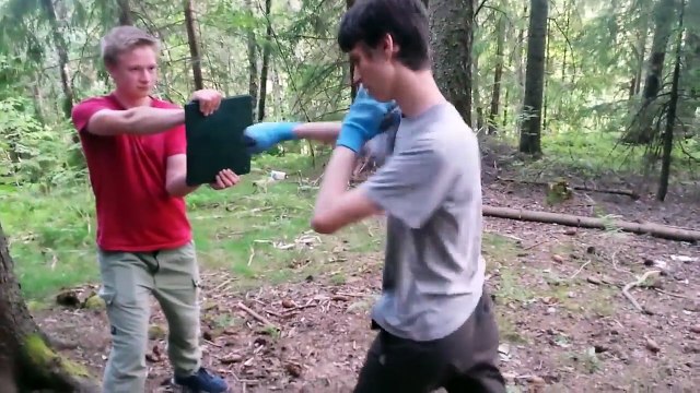 Karaté : il rate tous ses coups et ne casse aucune brique !! Tellement drôle