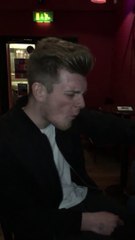 Shoot d'alcool fort : la tête de ce type après avoir bu !!