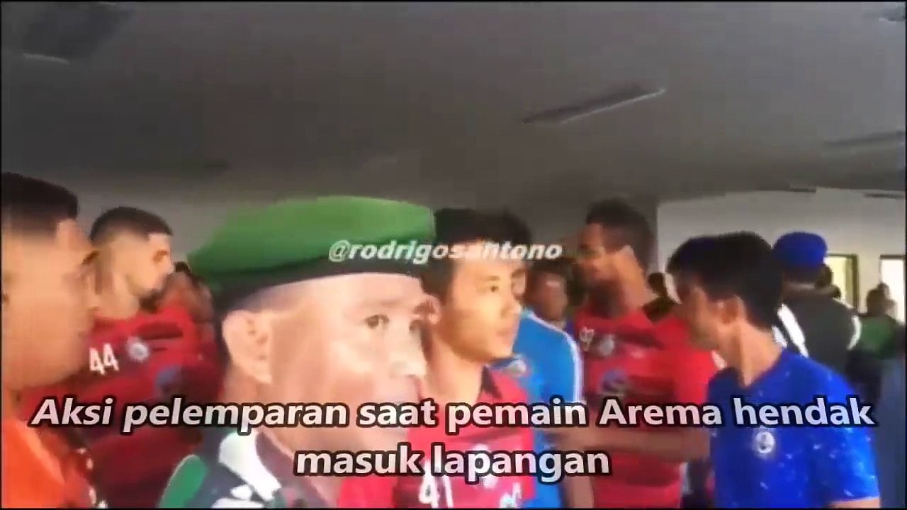 BRUK! BRAK! Pemain Arema Hujan LEM PARAN Usai Laga di GBT Surabaya