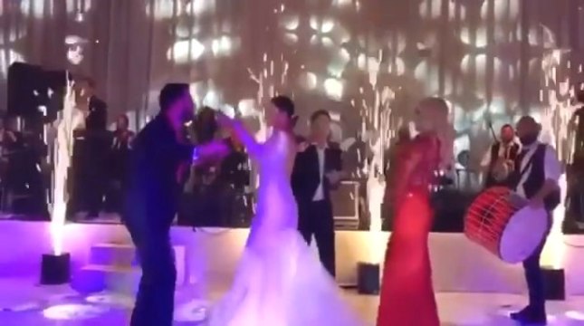 İzzet Yıldızhan, Alişan-Buse Varol Çiftinin Düğününde Dolar Şovu Yaptı