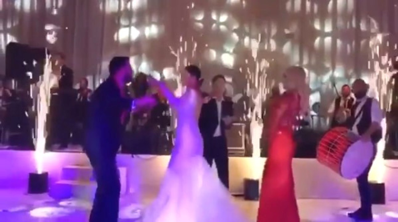 İzzet Yıldızhan, Alişan-Buse Varol Çiftinin Düğününde Dolar Şovu Yaptı