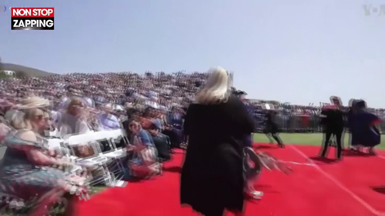 Etats-Unis : Des pélicans s'incrustent dans une remise de diplômes et sèment la panique ! (vidéo)