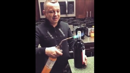 Voici pourquoi ouvrir une bouteille de vin au chalumeau est une très mauvaise idée