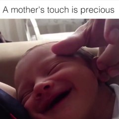 Mamaja përkëdhel beben, kjo video po pushton miliona njerëz