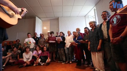 Au Muy, les marcheurs chantent pour les migrants