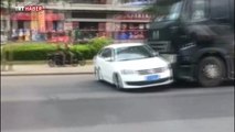Çin'de bir tır önüne kattığı aracı metrelerce sürükledi