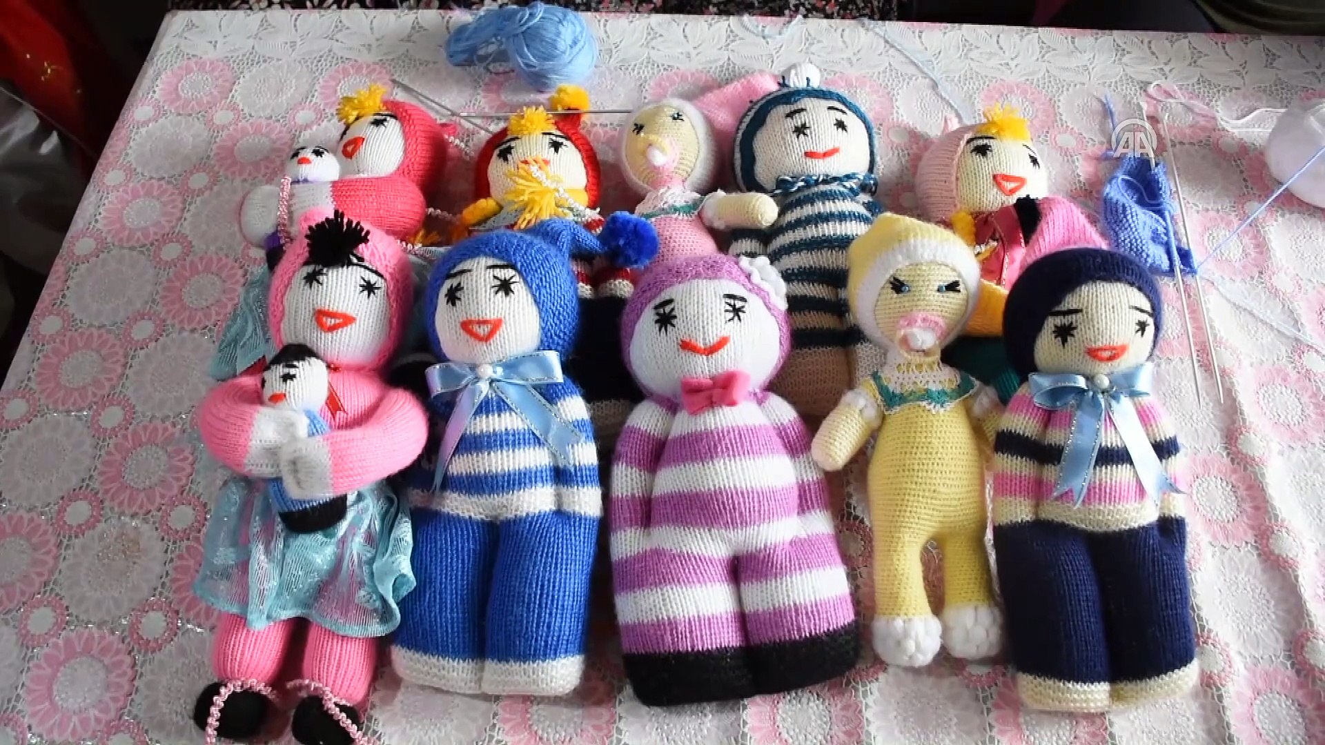 Bebekle oynayacağı yaşta amigurumi bebek yapıyor - ELAZIĞ - Dailymotion  Video