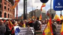 Un separatista intenta bloquear el paso a pacíficos catalanes en su manifestación en Barcelona
