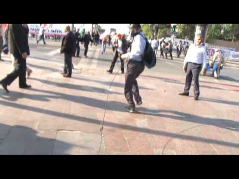 Ülke TV kameramanı Fatih Yersiz ve muhabir Serhat Sarı'nın göstericilerden kaçış anı