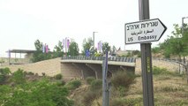نصب أولى اللافتات التي تشير الى موقع السفارة الأميركية في القدس