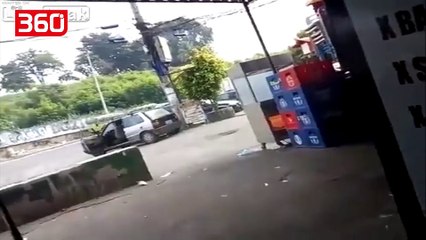 Pamje tragjike/ Gruaja vritet teksa po filmonte betejën me armë mes 2 bandave (360video)
