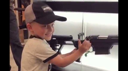 La vidéo de cet enfant américain manipulant une arme fait froid dans le dos