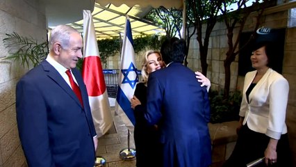 - İsrail'in, Abe'ye 'Ayakkabılı Tatlı' Ayıbı- Abe, Netanyahu'nun Evinde Ayakkabıda Sunulan Tatlıdan Rahatsız Oldu