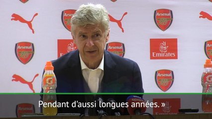 37e j. - Wenger reçoit un cadeau des journalistes